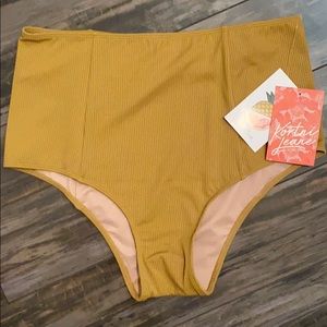 BNWT Kortni Jeane Cut High Bottoms